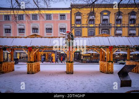 Oslo, Norvège - traditionnel marché de Noël avec la neige qui tombe Banque D'Images