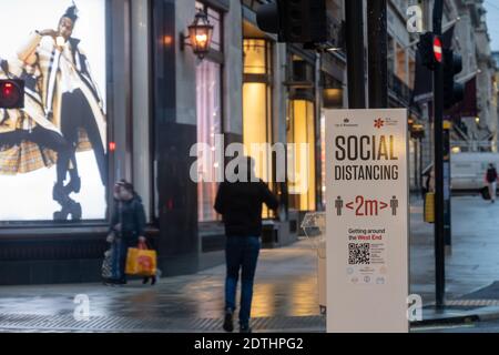 Londres- 21 décembre 2020: Covid19 signalisation sur les rues vides de Londres quelques jours avant Noël Banque D'Images