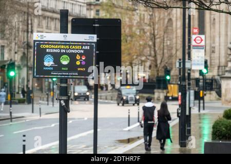 Londres- 21 décembre 2020: Covid19 signalisation sur les rues vides de Londres quelques jours avant Noël Banque D'Images