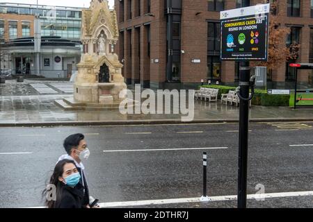 Londres- 21 décembre 2020: Covid19 signalisation sur les rues vides de Londres quelques jours avant Noël Banque D'Images