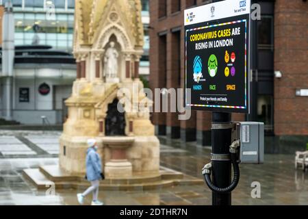 Londres- 21 décembre 2020: Covid19 signalisation sur les rues vides de Londres quelques jours avant Noël Banque D'Images