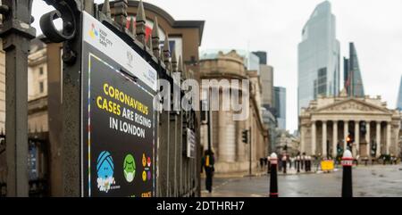 Londres- 21 décembre 2020: Covid19 signalisation dans la ville de Londres par la Banque d'Angleterre quelques jours avant Noël après le verrouillage de niveau 4 Banque D'Images