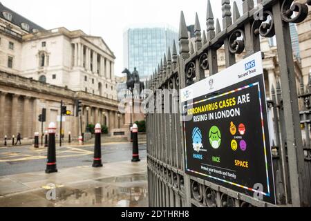 Londres- 21 décembre 2020: Covid19 signalisation dans la ville de Londres par la Banque d'Angleterre quelques jours avant Noël après le verrouillage de niveau 4 Banque D'Images