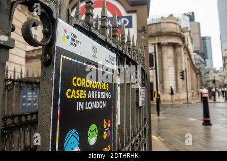 Londres- 21 décembre 2020: Covid19 signalisation dans la ville de Londres par la Banque d'Angleterre quelques jours avant Noël après le verrouillage de niveau 4 Banque D'Images