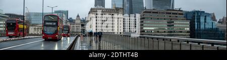 Londres - 21 décembre 2020 : vue panoramique du London Bridge et de la City de Londres - rues calmes au début du confinement de niveau 4 Banque D'Images