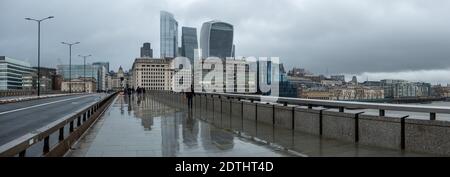 Londres - 21 décembre 2020 : vue panoramique du London Bridge et de la City de Londres - rues calmes au début du confinement de niveau 4 Banque D'Images