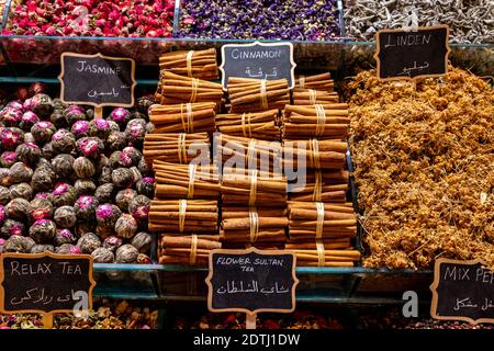 Thé de fleur et épices sur le marché Banque D'Images