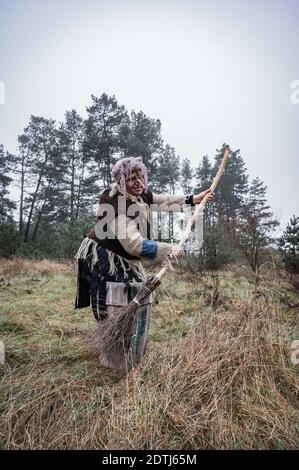 Baba Yaga dans un mortier et avec un balai, une femme acteur, Banque D'Images