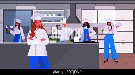 mélanger les cuisiniers féminins de course dans les femmes cuisiniers uniformes cuisant ensemble concept de l'industrie alimentaire restaurant cuisine intérieur horizontal illustration vectorielle Illustration de Vecteur