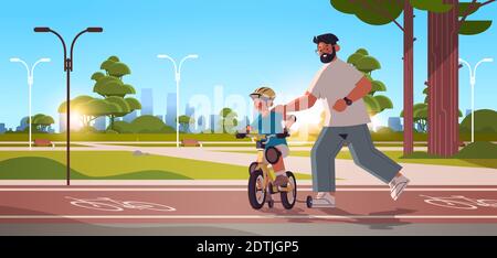 un jeune père enseigne au petit fils à faire du vélo en ville park parent paternité concept papa passer du temps avec son enfant illustration vectorielle horizontale pleine longueur sur fond urbain Illustration de Vecteur