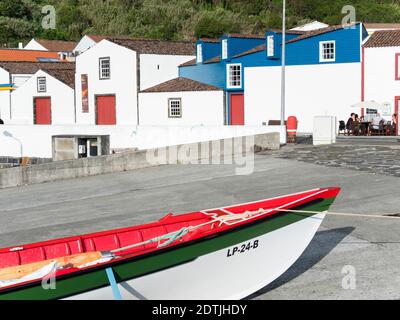 Bateau traditionnel pour la chasse à la baleine, arrière-plan du musée de la chasse à la baleine. Village Lajes do Pico sur l'île de Pico, une île dans les Açores (Ilahas dos Acores) dans l'A Banque D'Images