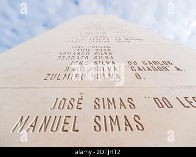 Monumento dos Beleeiros créé par P. Reis, commémorant les équipages des bateaux de pêche à la baleine. Village Lajes do Pico sur l'île de Pico, une île de l'Azore Banque D'Images