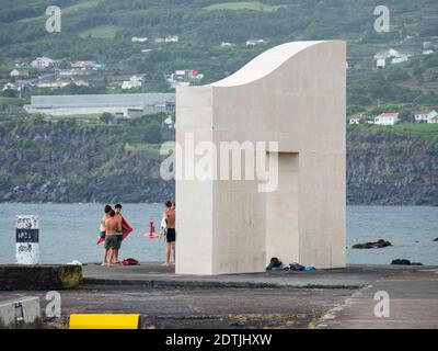 Monumento dos Beleeiros créé par P. Reis, commémorant les équipages des bateaux de pêche à la baleine. Village Lajes do Pico sur l'île de Pico, une île de l'Azore Banque D'Images