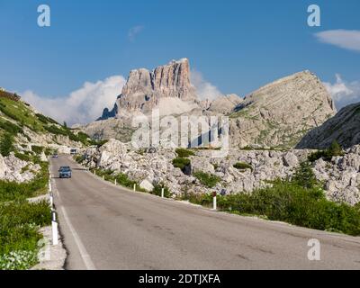 Passo di Valparola en direction de Passo Falzarego dans les dolomites près de Cortina d'Ampezzo. Mont Averau en arrière-plan. Europe, Europe centrale, Italie Banque D'Images