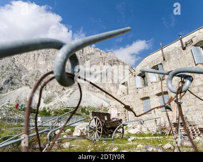 Fort Tre Sassi à Passo di Valparola dans les dolomites. Tre Sassi date de la première guerre mondiale et est maintenant musée. Europe, Europe centrale, Italie Banque D'Images