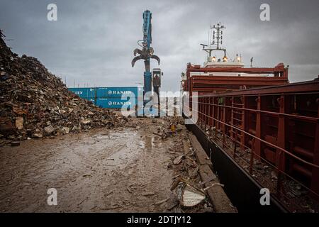 Grande-Bretagne / Essex/ Scrap Metal à Olivers Wharf à Brightlingsea en train d'être chargé sur un navire puis exporté vers l'Espagne . Banque D'Images