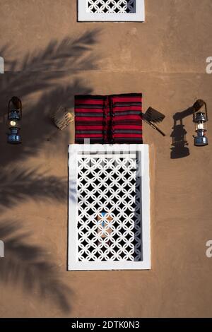 Lanternes de rue arabes accrochées à un poteau en bois, vue d'Abu Dhabi, Émirats arabes Unis, la capitale des Émirats Arabes Unis. Banque D'Images