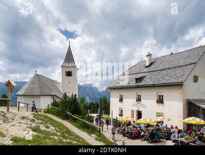 Mountain inn Heilig Kreuz, Rifugio San Croce. Chaîne de montagnes Kreuzkofel - Sasso santa Croce dans le parc naturel Fanes Sennes Prags . Europe, Centre Banque D'Images
