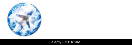 Planète Terre avec un concept de formation de nuages en forme de plan arrière-plan blanc Banque D'Images