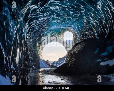 Grotte de glace sur la rive nord du lagon glaciaire Joekulsarlon dans le glacier Breidamerkurjoekull dans le parc national de Vatnajoekull. Europe, Europe du Nord, Islande Banque D'Images