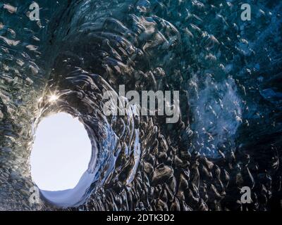 Grotte de glace sur la rive nord du lagon glaciaire Joekulsarlon dans le glacier Breidamerkurjoekull dans le parc national de Vatnajoekull. Europe, Europe du Nord, Islande Banque D'Images