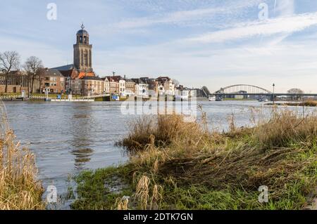 DEVENTER, Pays-Bas - le 18 janvier 2014 : Le centre historique de Deventer avec l'Église et l'Lebuinus rivière IJssel au premier plan. La Wil Banque D'Images