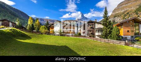 Zermatt, Suisse maisons alpines panorama et montagne de montagne de Matterhorn, Alpes suisses Banque D'Images