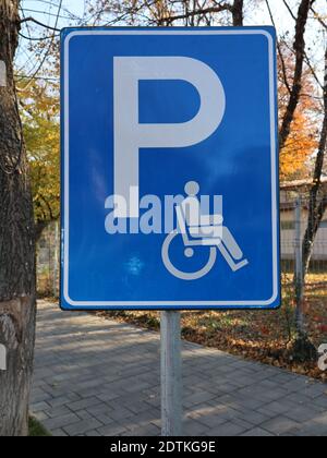 Vue verticale d'un panneau de signalisation routière indiquant un stationnement pour les conducteurs handicapés dans la rue Banque D'Images