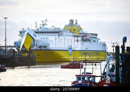 Newhaven Sussex UK 22 décembre 2020 - le ferry Seven Sisters Transmanche arrive de Dieppe en France et débarque à Newhaven East Sussex aujourd'hui . Les pourparlers se poursuivent aujourd'hui entre le gouvernement britannique et la France, qui devraient annoncer une réouverture limitée de ses frontières au trafic britannique, qui ont été fermés en raison de la nouvelle variante COVID-19 : crédit Simon Dack / Alay Live News Banque D'Images