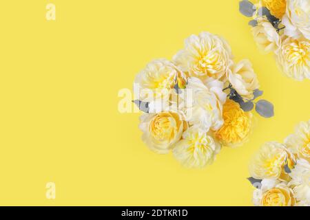 La composition de fleurs de fête sur le fond jaune. Vue aérienne Banque D'Images