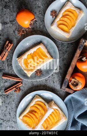 Tourtes pâtissimmon à la cannelle et au sucre en poudre Banque D'Images