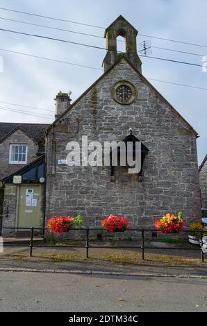 Llandegla, Royaume-Uni: 20 sept. 2020: Le Llandegla Community Village Shop était autrefois l'école du village. Fait inhabituel, le bâtiment a une petite cloche en bois Banque D'Images