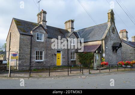 Llandegla, Royaume-Uni: 20 sept. 2020: Le Llandegla Community Village Shop était autrefois l'école du village. Fait inhabituel, le bâtiment a une petite cloche en bois Banque D'Images