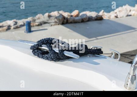 Détail d'une corde d'ancrage sur un yacht. Nœud d'amarrage sur le bateau en gros plan. Nœud d'étanchéité en gros plan. Cale d'amarrage pour bateau en acier inoxydable avec corde nouée Mo Banque D'Images