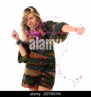 Jeune femme blonde entrée dans un fil sur fond blanc Banque D'Images