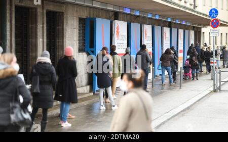 22 décembre 2020, Bavière, Munich : une file d'attente de personnes se forme devant la station d'essai Corona au Deutsches Museum. La ruée vers les stations d'essai est grande avant Noël. Photo: Tobias Hase/dpa Banque D'Images