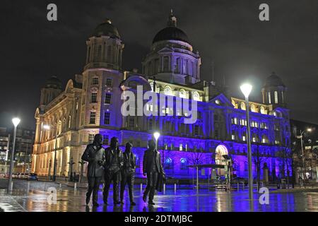 Statue d'Andrew Edwards sur les Beatles avec le bâtiment Port of Liverpool en toile de fond, Pier Head, Liverpool, Royaume-Uni Banque D'Images