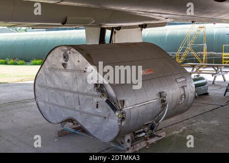 Réservoir de carburant de la baie de la bombe, bombardier AVRO Vulcan B.2 (XM594), Newark Air Museum, près de Newark-on-Trent, dans le Nottinghamshire, Royaume-Uni. Banque D'Images