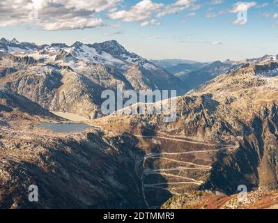 Vue aérienne du col Grimsel et de Totensee en automne Banque D'Images