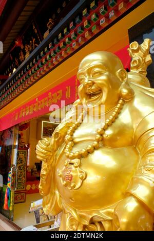 Statue de Budaï ou « Bouddha riant » à Thekchen Choling, temple bouddhiste tibétain, Singapour Banque D'Images