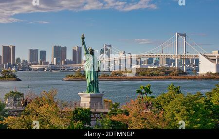 Japon, Tokyo, Minato Ku, Odaiba, Statue de la liberté et Rainbow Bridge Banque D'Images