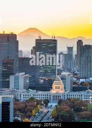 Japon, Tokyo, Chiyoda Ku, National Diet Building et Mont Fuji Banque D'Images