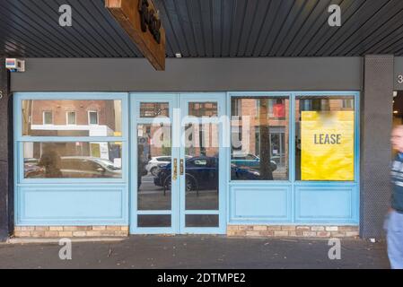 Un magasin anonyme vide avec une enseigne pour location dans la fenêtre à Sydney, en Australie Banque D'Images