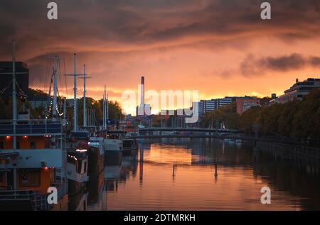 Coucher de soleil sur la rivière aura à Turku, Finlande Banque D'Images