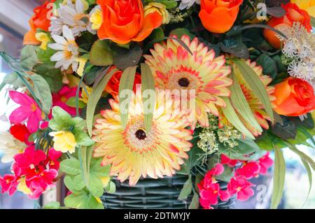 Un bouquet de fausses fleurs dans le panier Banque D'Images