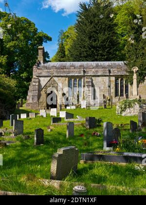 Eglise St Margare une église paroissiale classée treizième siècle Grade II à Carsington Derbyshire Dales Angleterre Royaume-Uni avec cimetière en premier plan. Banque D'Images