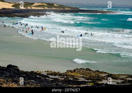 Fuerteventura, île des Canaries, Espagne - 31 mars 2017 : surfeurs non identifiés sur la plage de Corralejo Banque D'Images