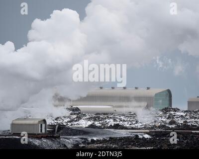 Zone géothermique Gunnuhver et centrale électrique Sudurnes sur la péninsule de Reykjanes en hiver. Europe du Nord, Scandinavie, Islande, février Banque D'Images