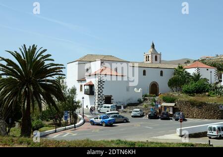 Betancuria, île des Canaries, Espagne - 30 mars 2017 : les touristes non identifiés à l'église de Saint Mary aka Iglesia de Santa Maria, monument et attr Banque D'Images