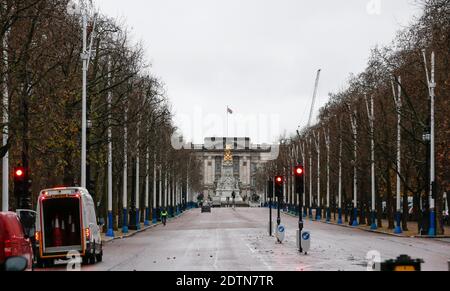 Londres, Royaume-Uni. 21 décembre 2020. Photo prise le 21 décembre 2020 montre le Mall en face de Buckingham Palace à Londres, en Grande-Bretagne. Credit: Han Yan/Xinhua/Alay Live News Banque D'Images